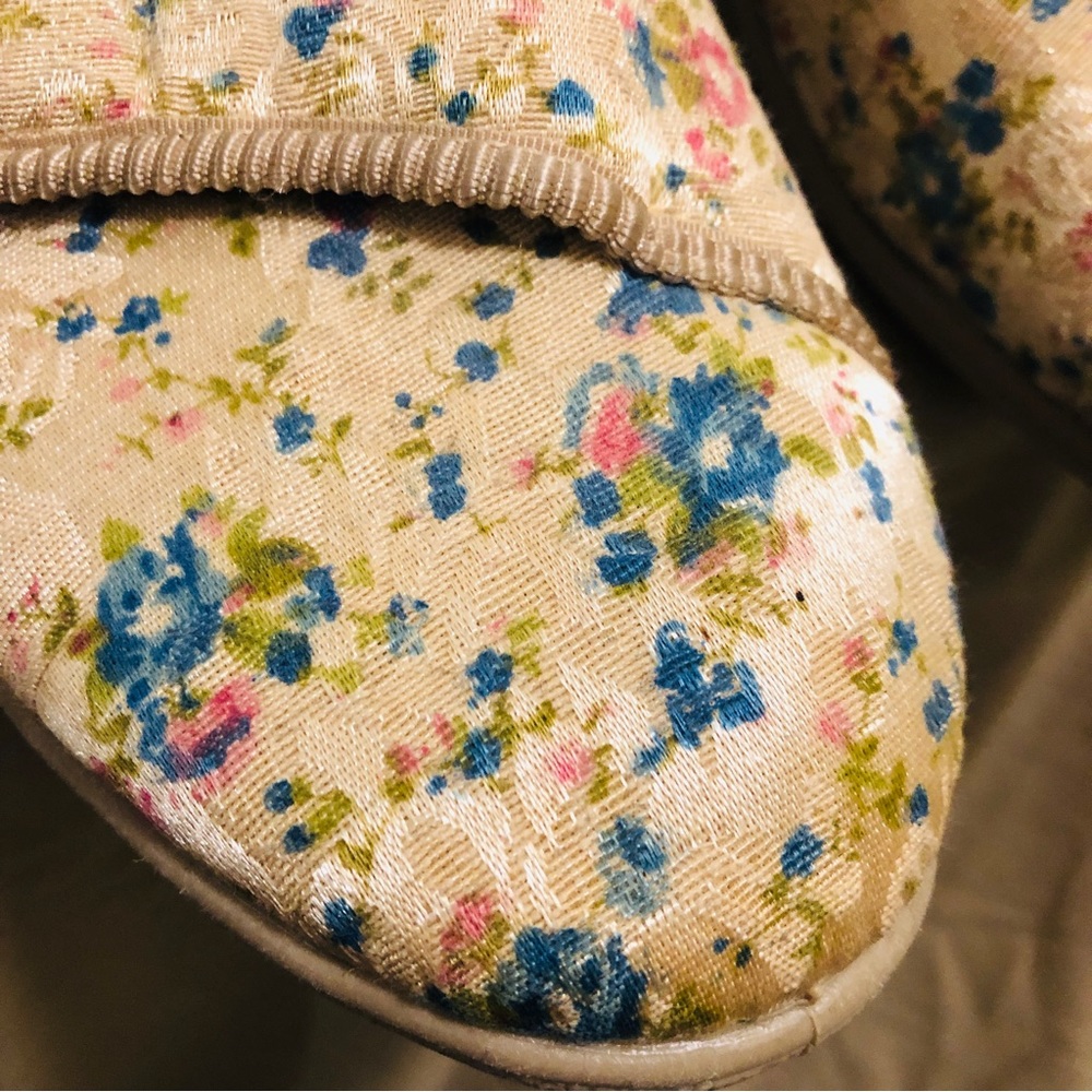 Tender Tootsies Velcro Slippers Gold with Flower Pattern